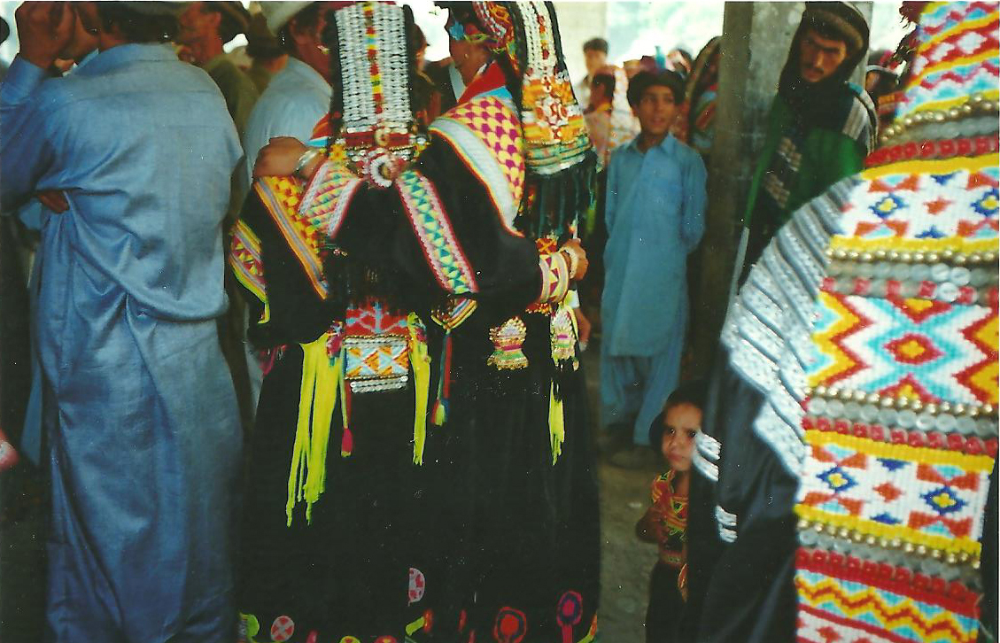 femmes et hommes kalash